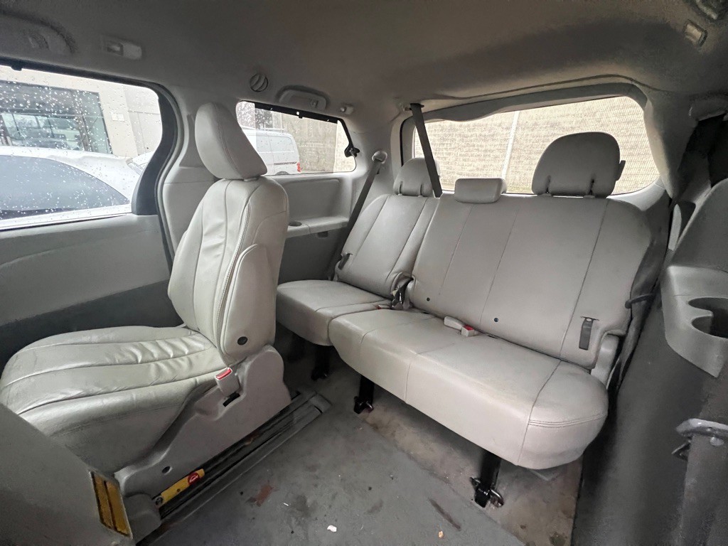 2014 Toyota Sienna Image 9