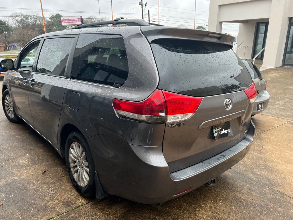 2014 Toyota Sienna Image 10