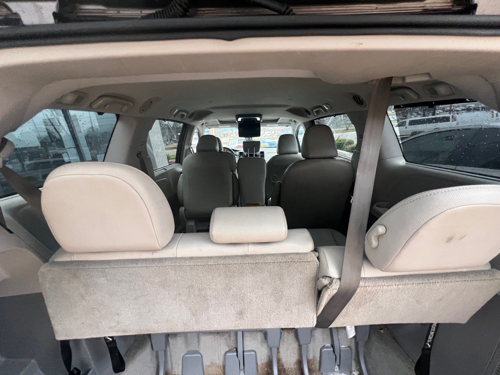 2014 Toyota Sienna Image 16