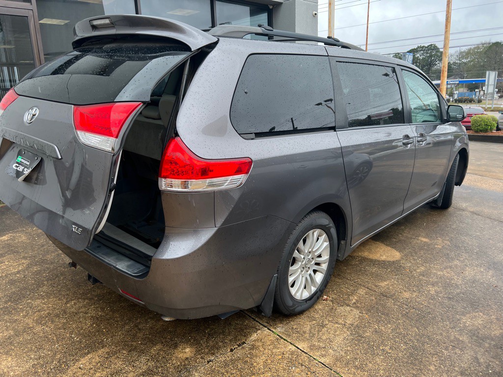 2014 Toyota Sienna Image 17