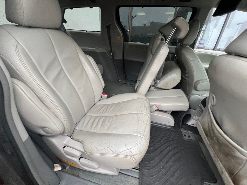 2014 Toyota Sienna Image 18