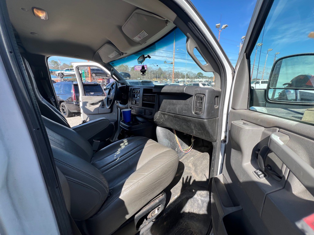 2017 Chevrolet Express Image 13