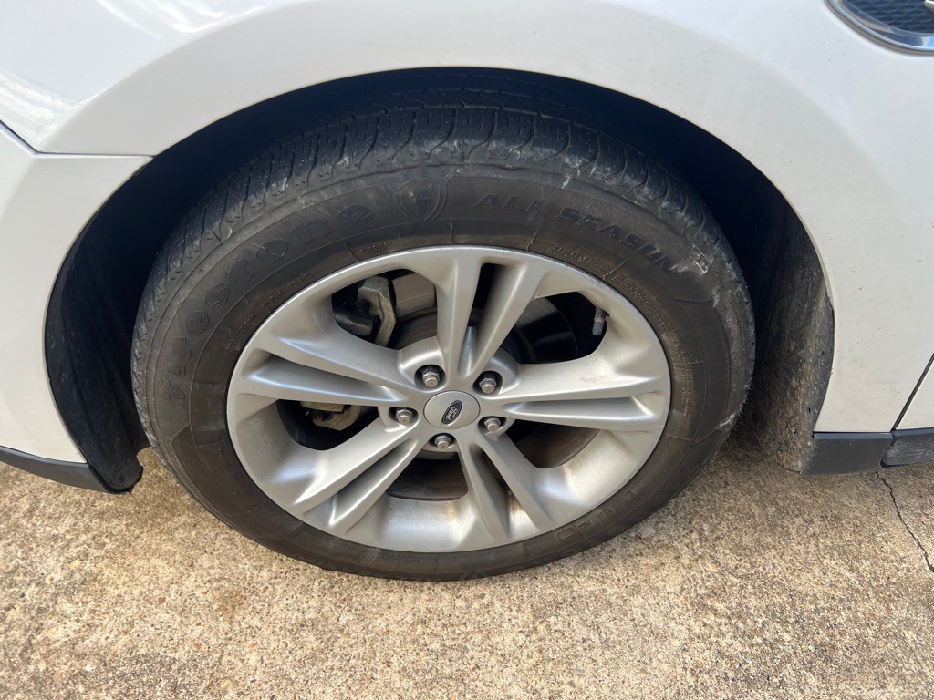 2018 Ford Taurus Image 2