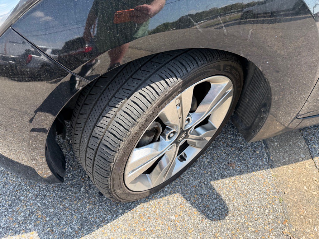 2017 Hyundai Veloster Image 2