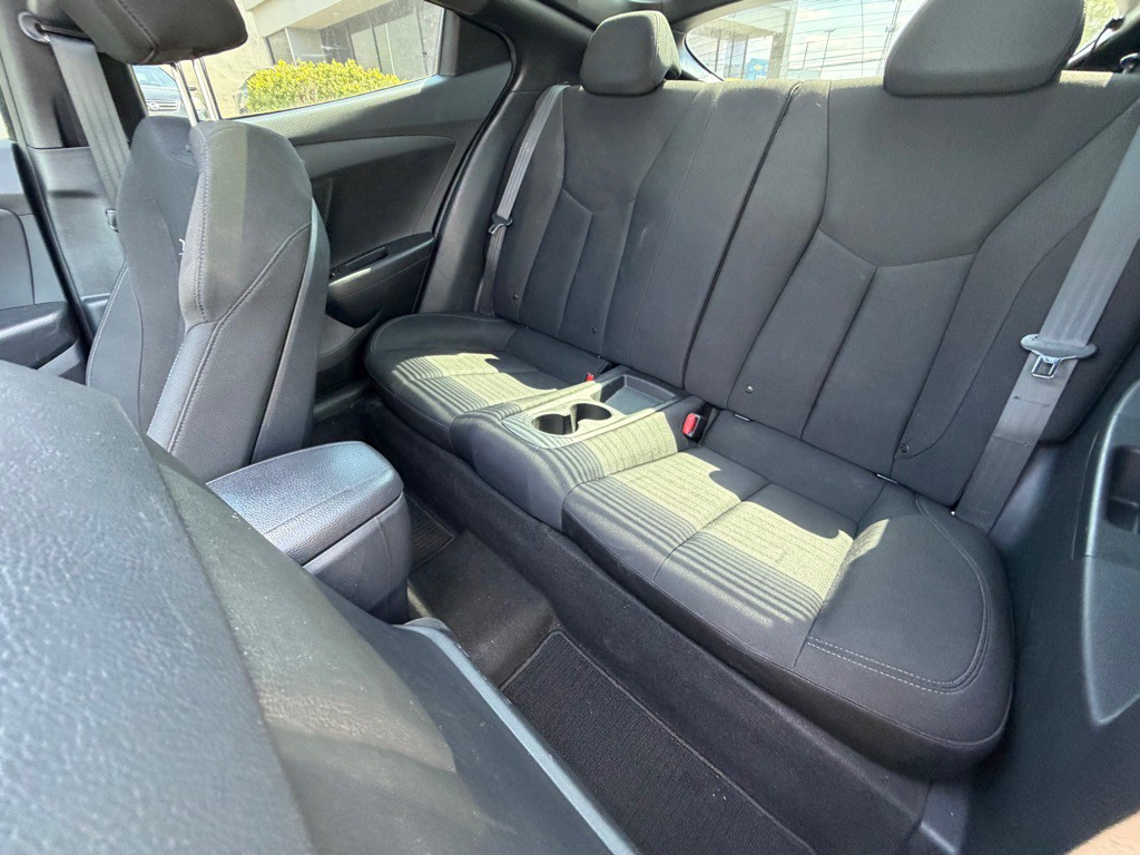 2017 Hyundai Veloster Image 4