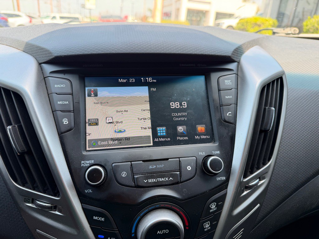 2017 Hyundai Veloster Image 22