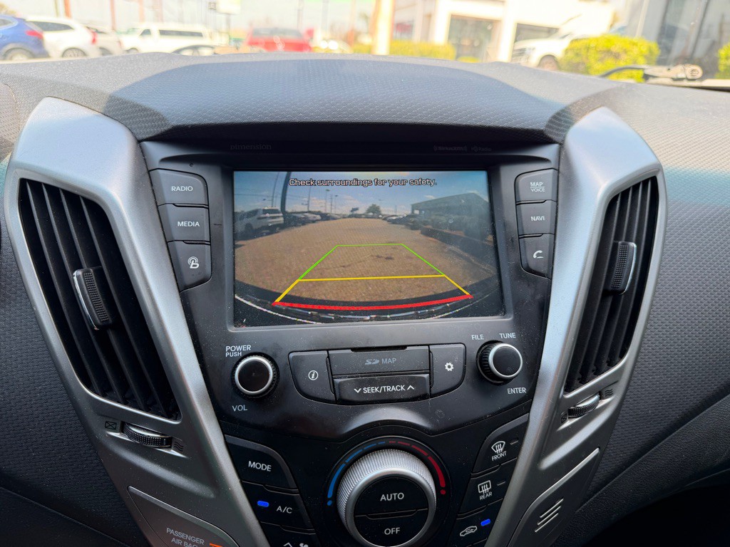 2017 Hyundai Veloster Image 23