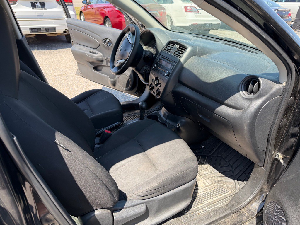 2017 Nissan Versa Image 9