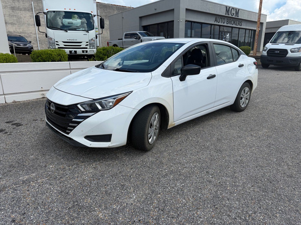 2023 Nissan Versa Image 2