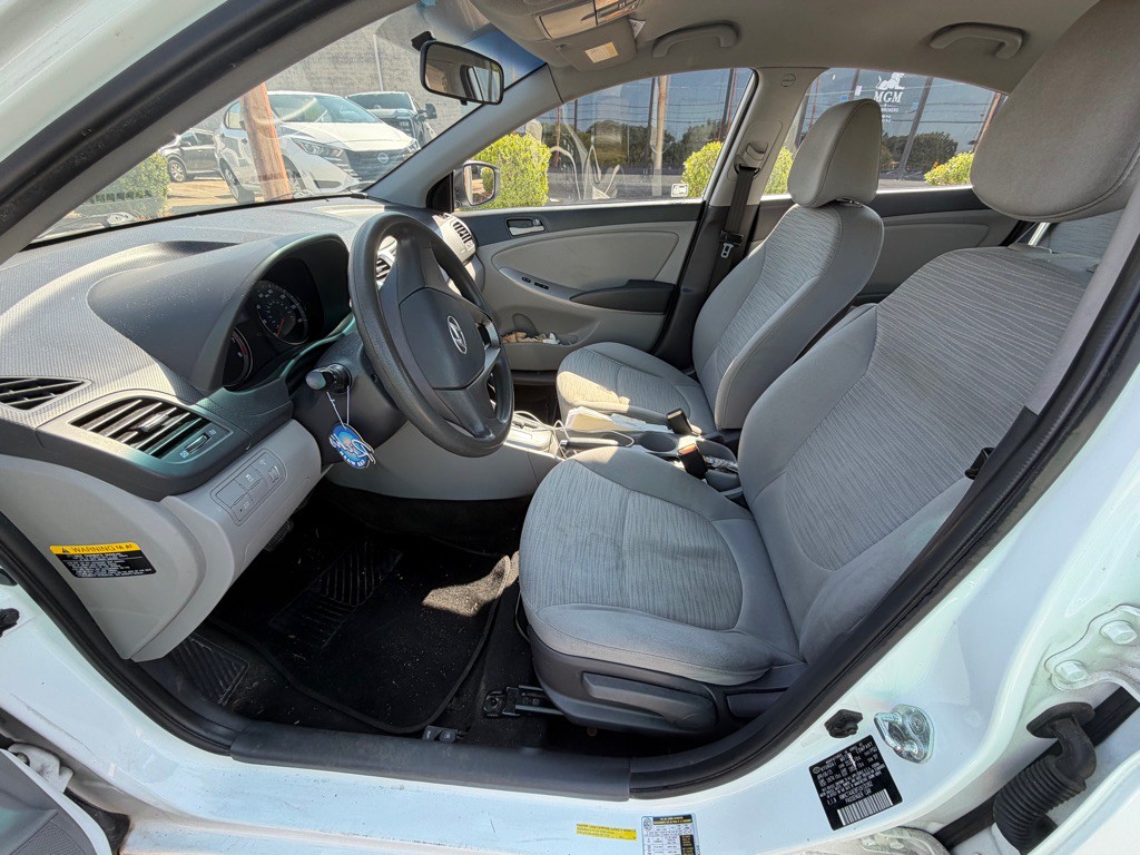 2015 Hyundai Accent Image 4