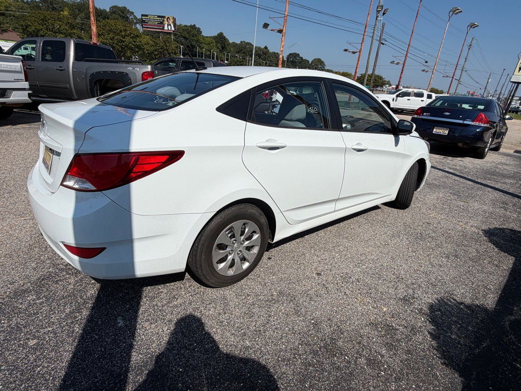 2015 Hyundai Accent Image 11