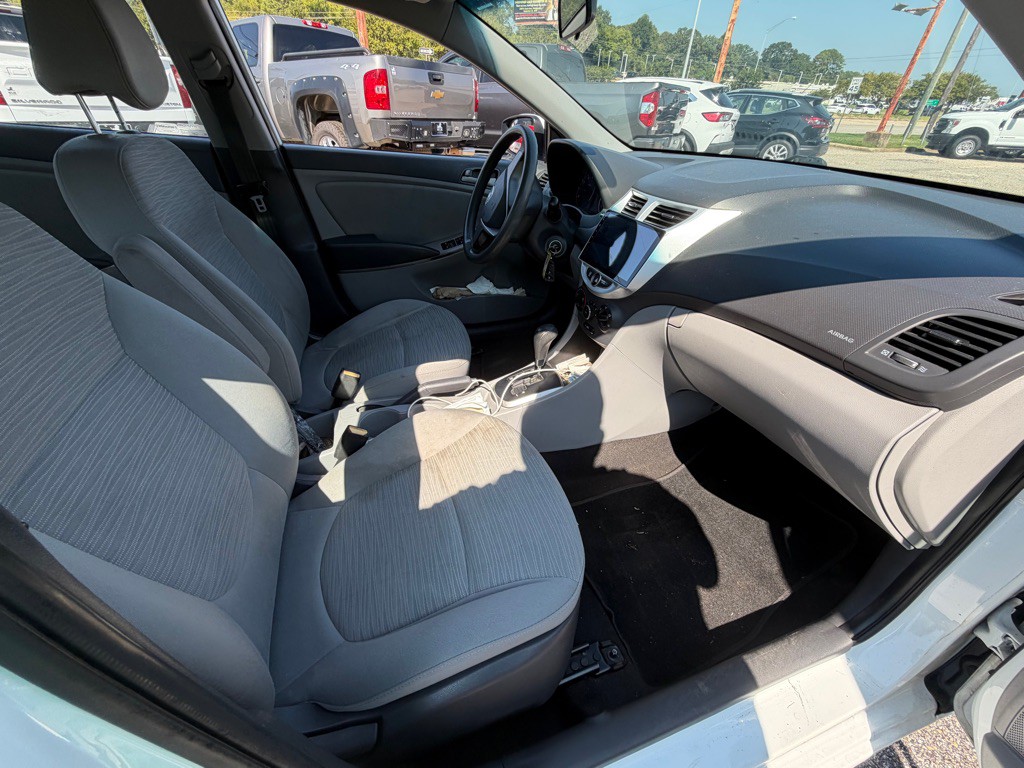 2015 Hyundai Accent Image 14