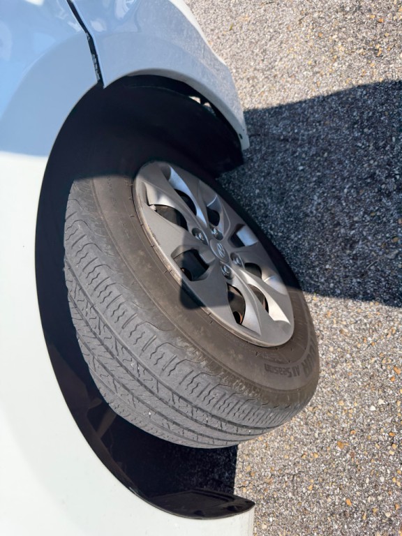 2015 Hyundai Accent Image 15
