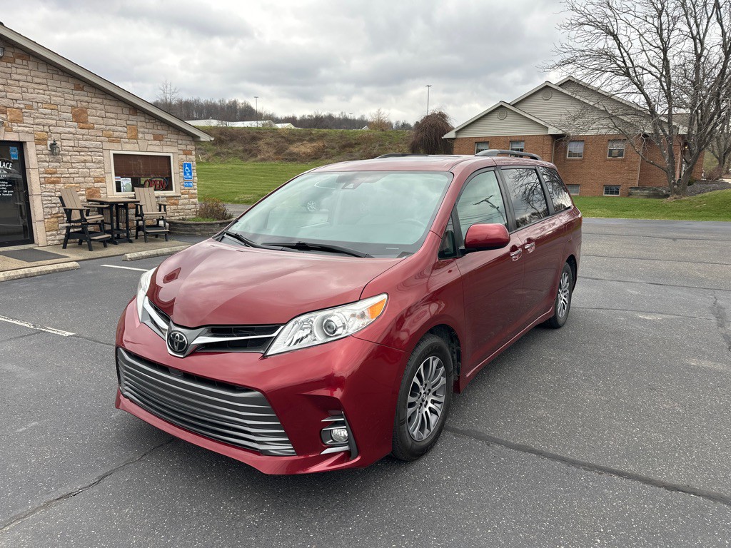 2019 Toyota Sienna Image 1