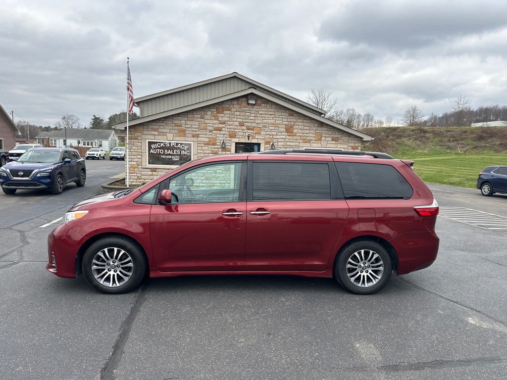 2019 Toyota Sienna Image 2