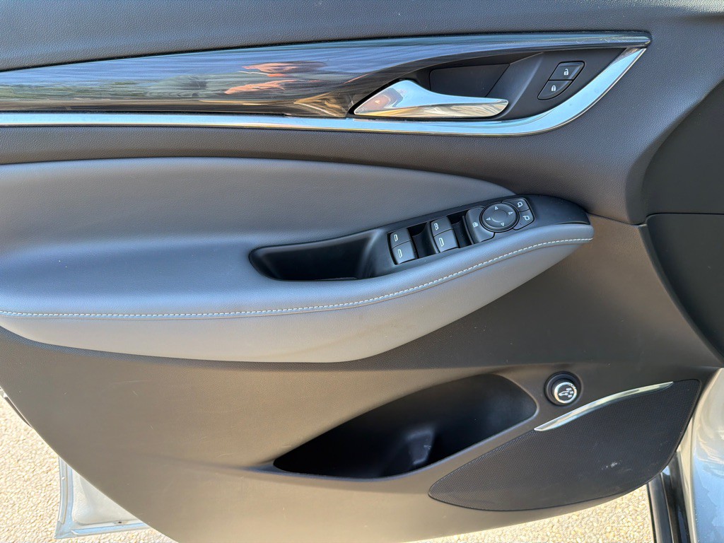 2023 Buick Enclave Image 9