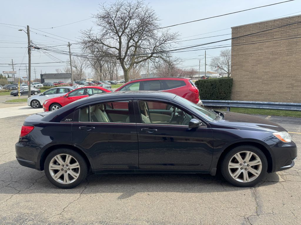 2011 Chrysler 200 Image 4