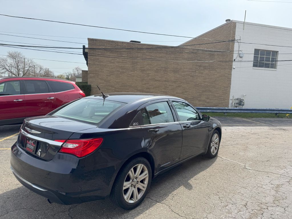 2011 Chrysler 200 Image 5