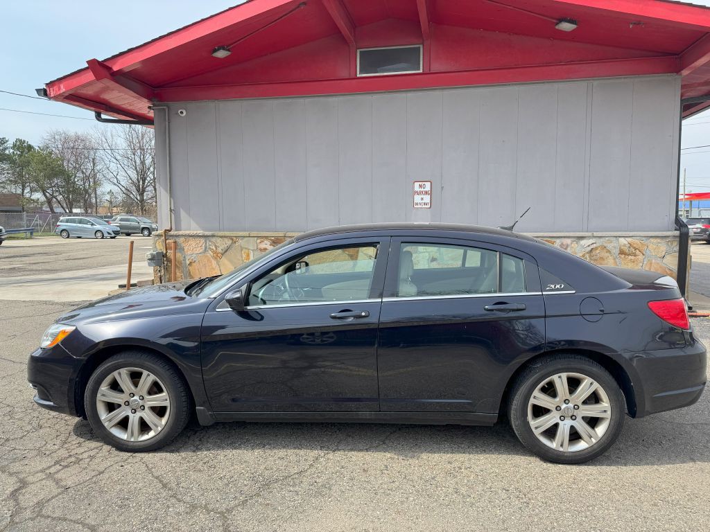 2011 Chrysler 200 Image 8
