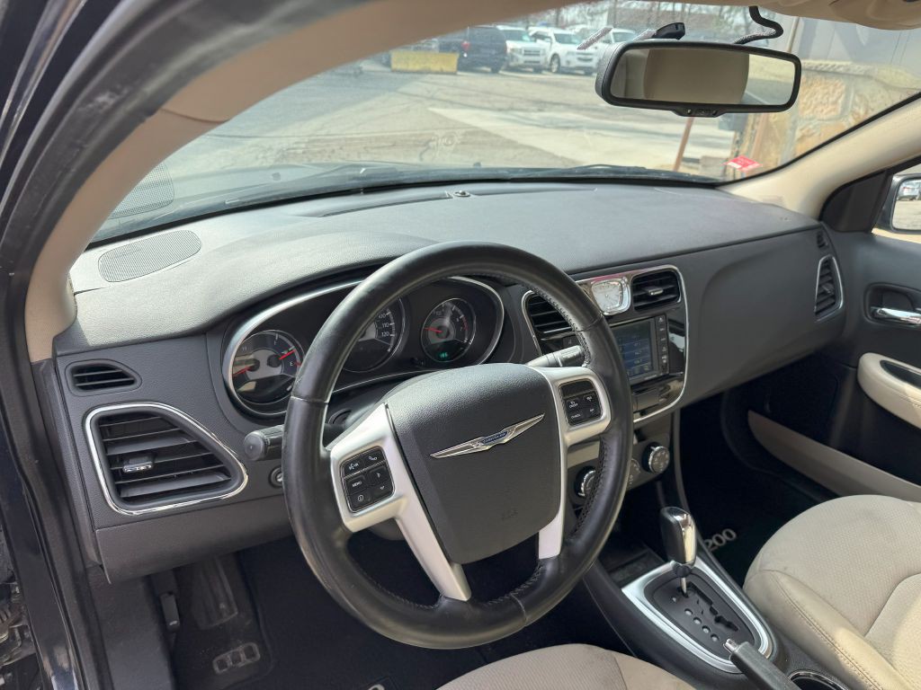 2011 Chrysler 200 Image 10