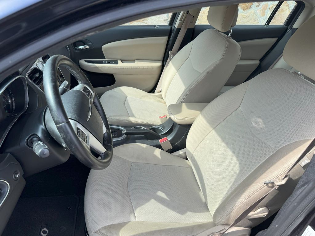 2011 Chrysler 200 Image 11