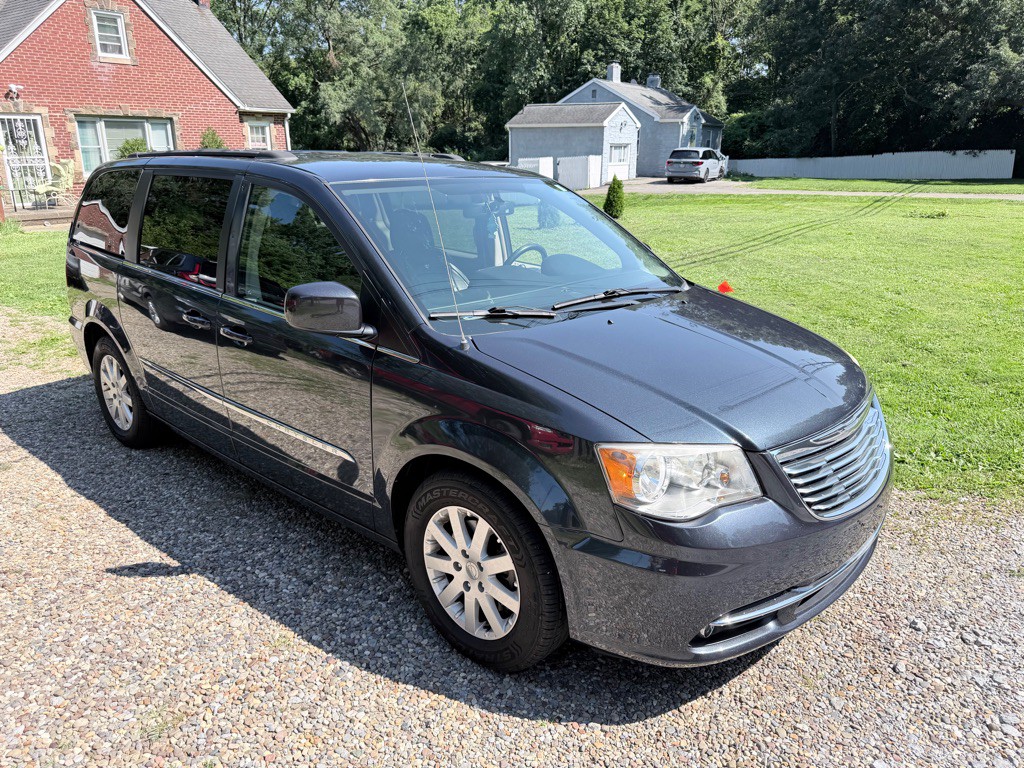 2014 Chrysler Town & Country Image 2