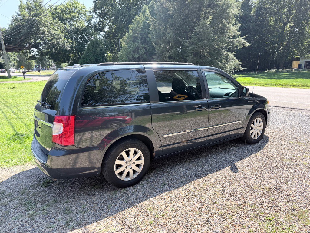 2014 Chrysler Town & Country Image 4