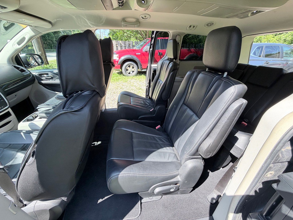 2014 Chrysler Town & Country Image 11