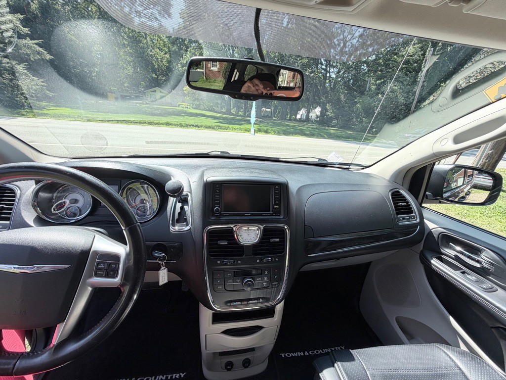 2014 Chrysler Town & Country Image 12
