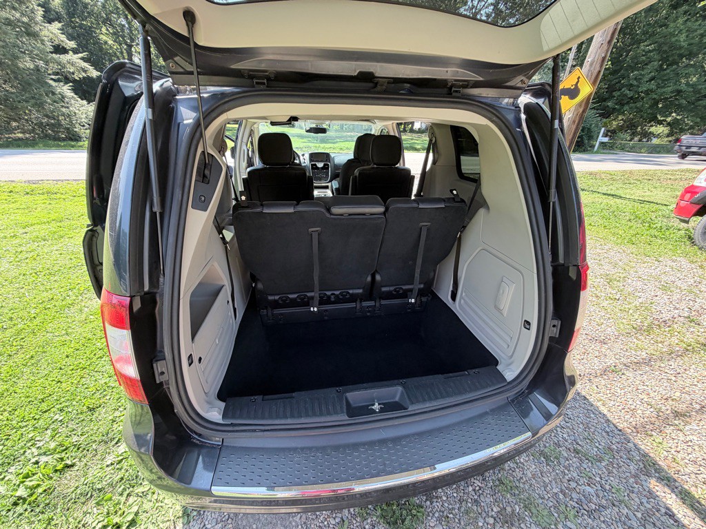2014 Chrysler Town & Country Image 13