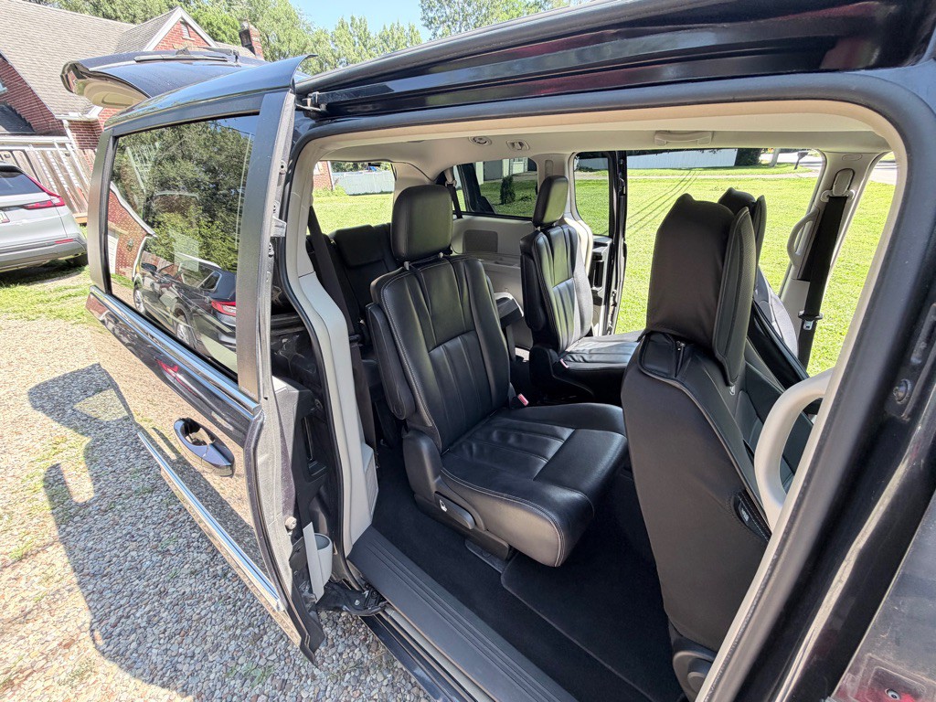 2014 Chrysler Town & Country Image 16