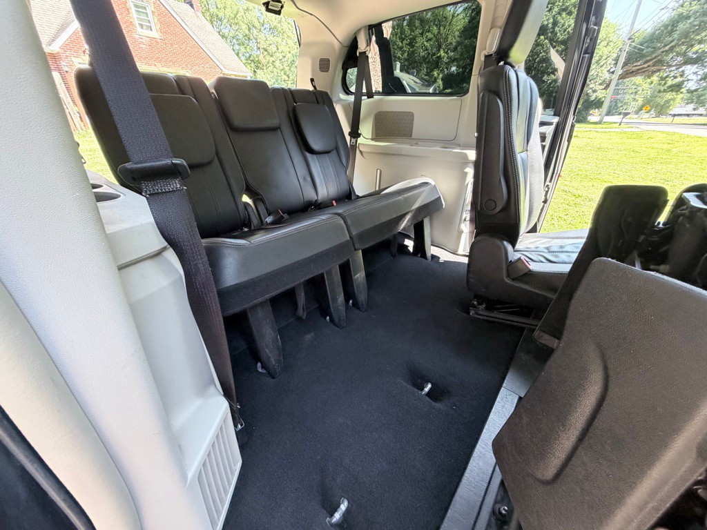 2014 Chrysler Town & Country Image 17