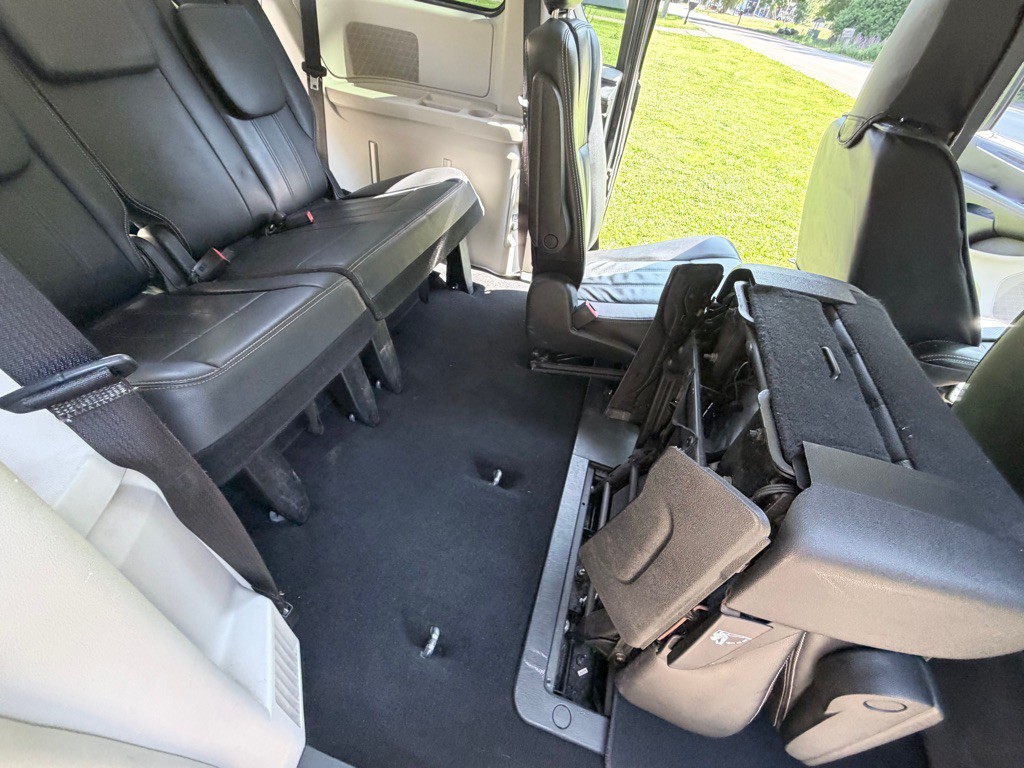 2014 Chrysler Town & Country Image 18