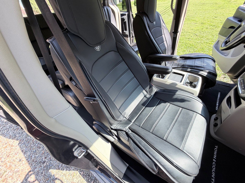 2014 Chrysler Town & Country Image 19