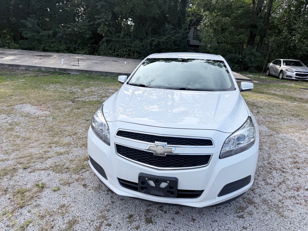 2013 Chevrolet Malibu Image 2