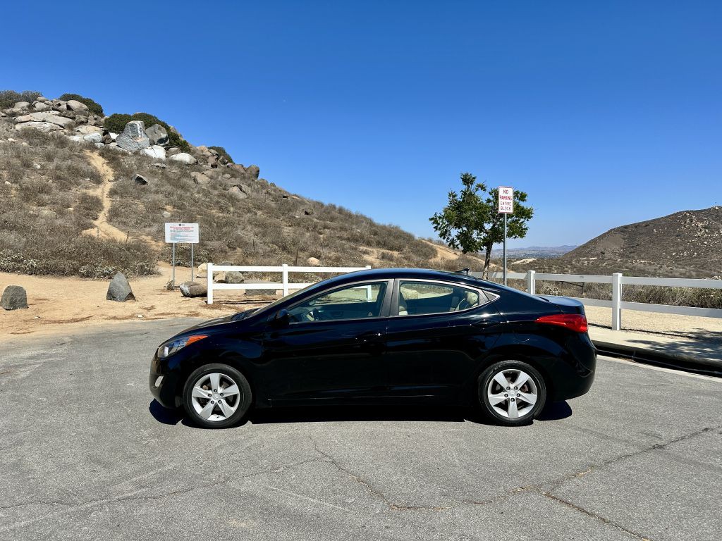 2013 Hyundai Elantra Image 2