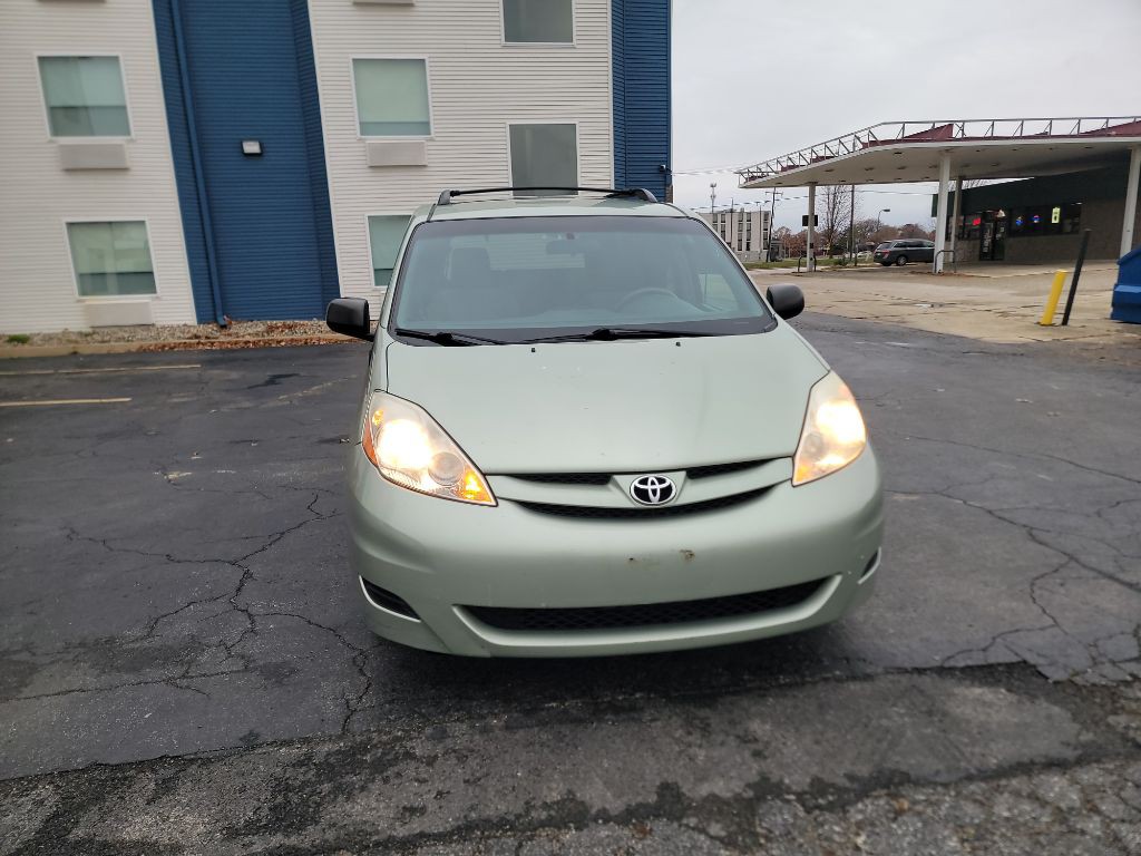 2010 Toyota Sienna Image 1