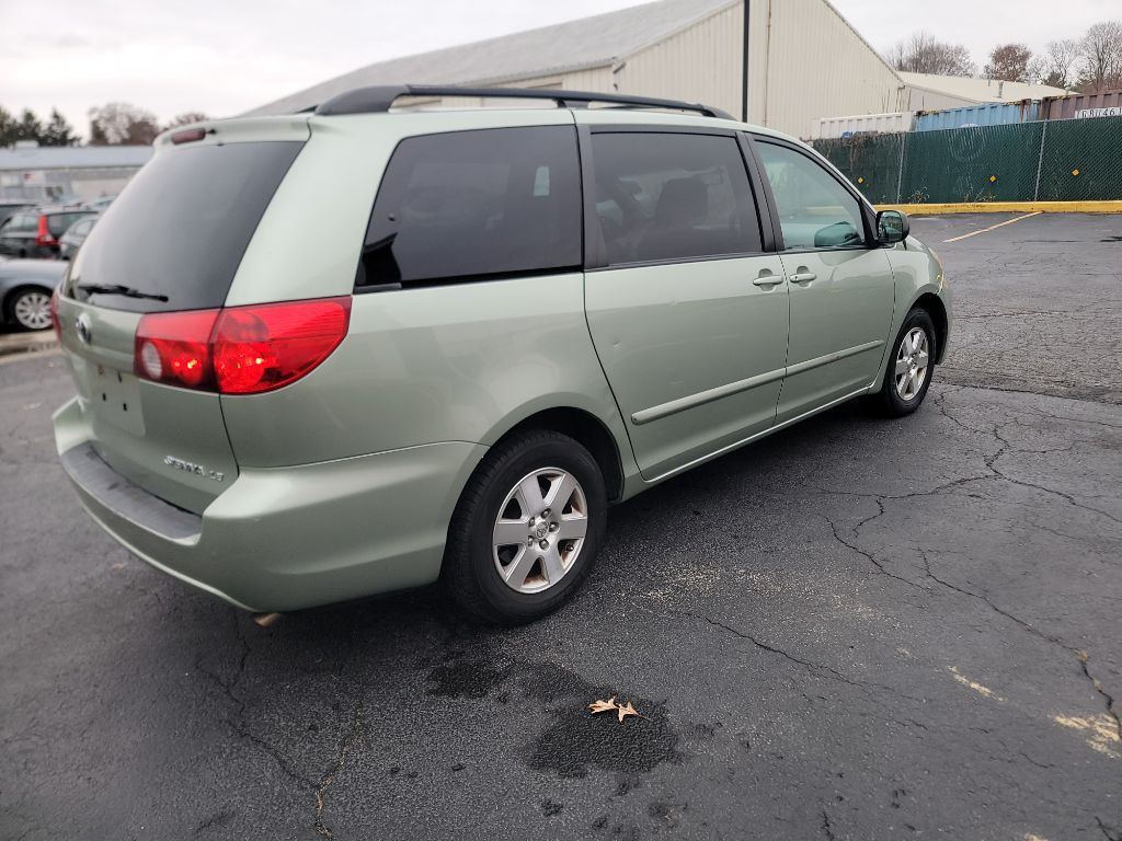2010 Toyota Sienna Image 3