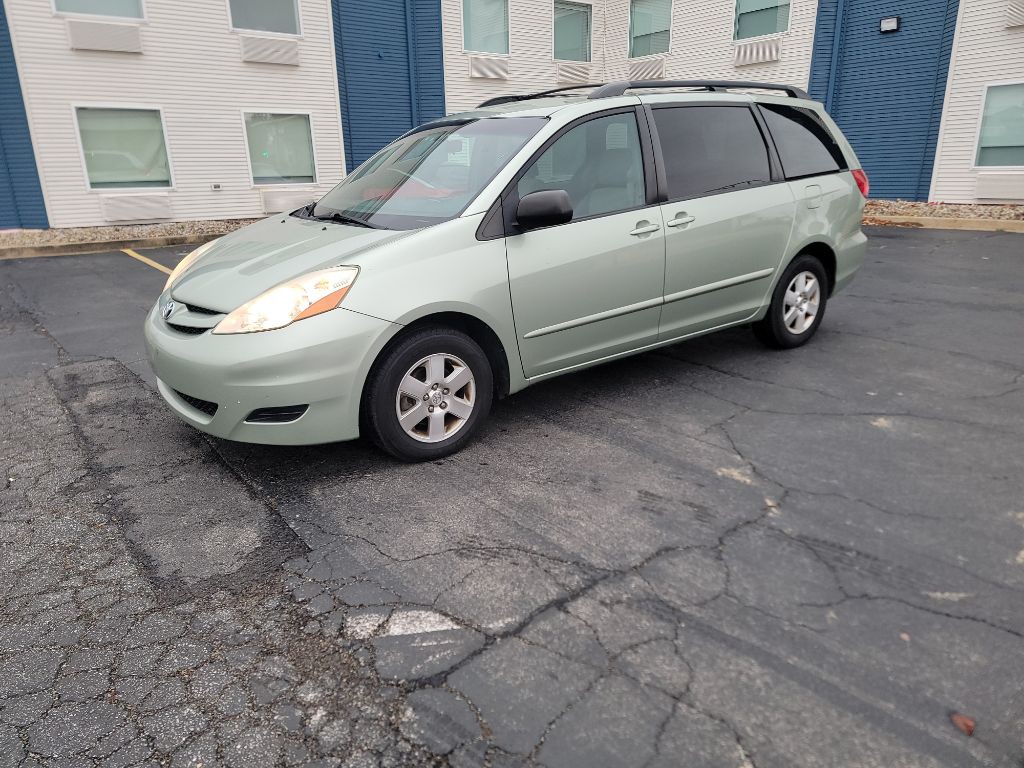 2010 Toyota Sienna Image 5