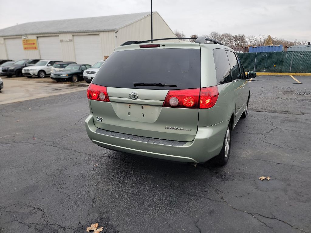 2010 Toyota Sienna Image 7