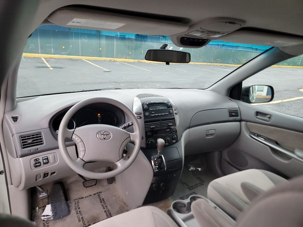 2010 Toyota Sienna Image 8