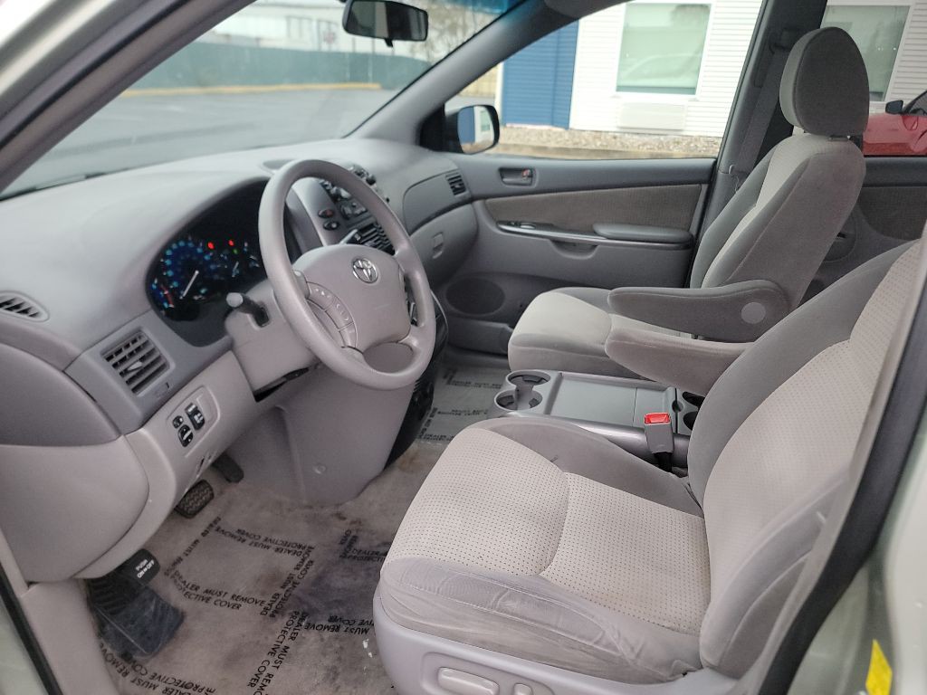 2010 Toyota Sienna Image 9