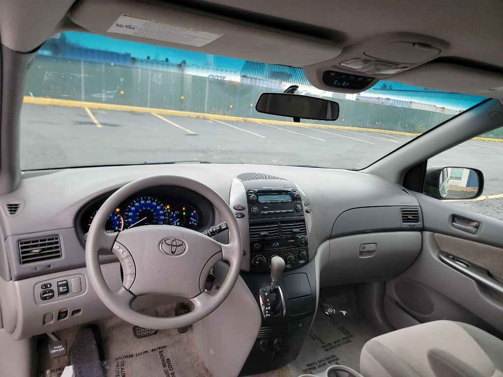 2010 Toyota Sienna Image 10