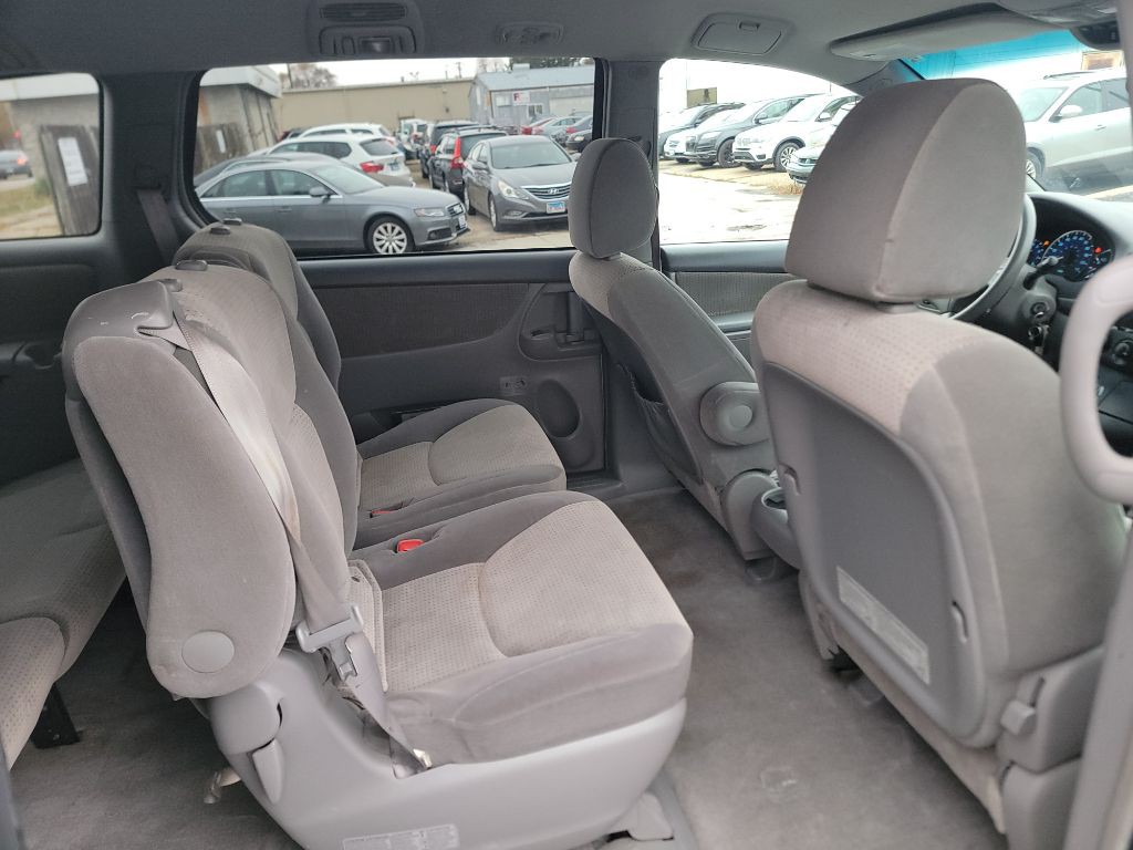 2010 Toyota Sienna Image 11