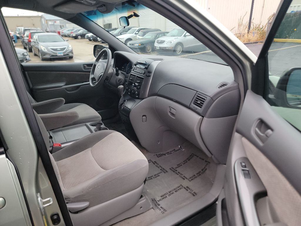 2010 Toyota Sienna Image 12
