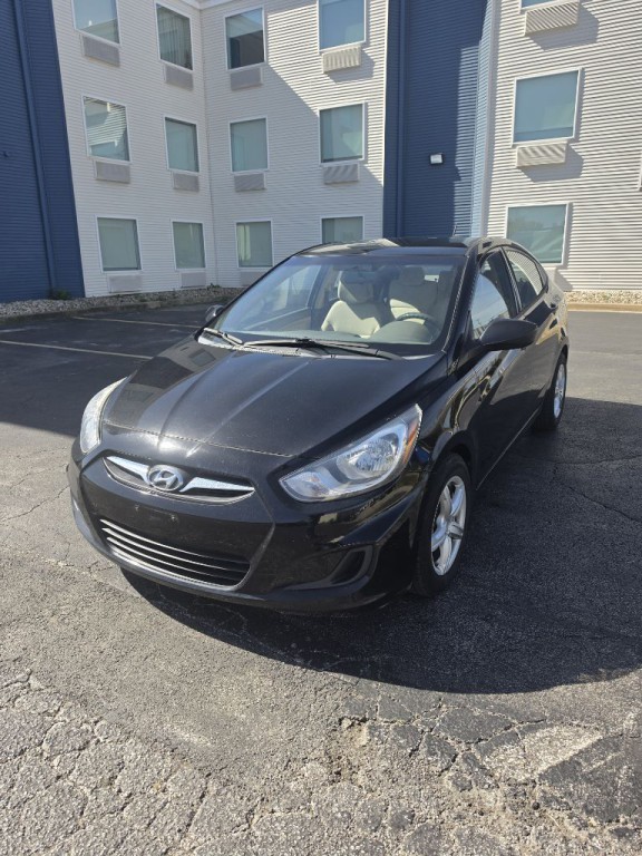 2013 Hyundai Accent Image 1