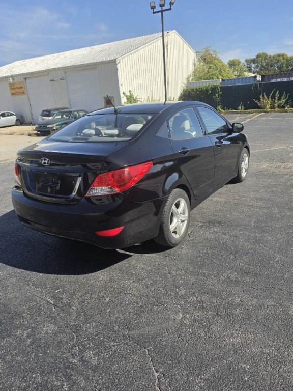 2013 Hyundai Accent Image 3