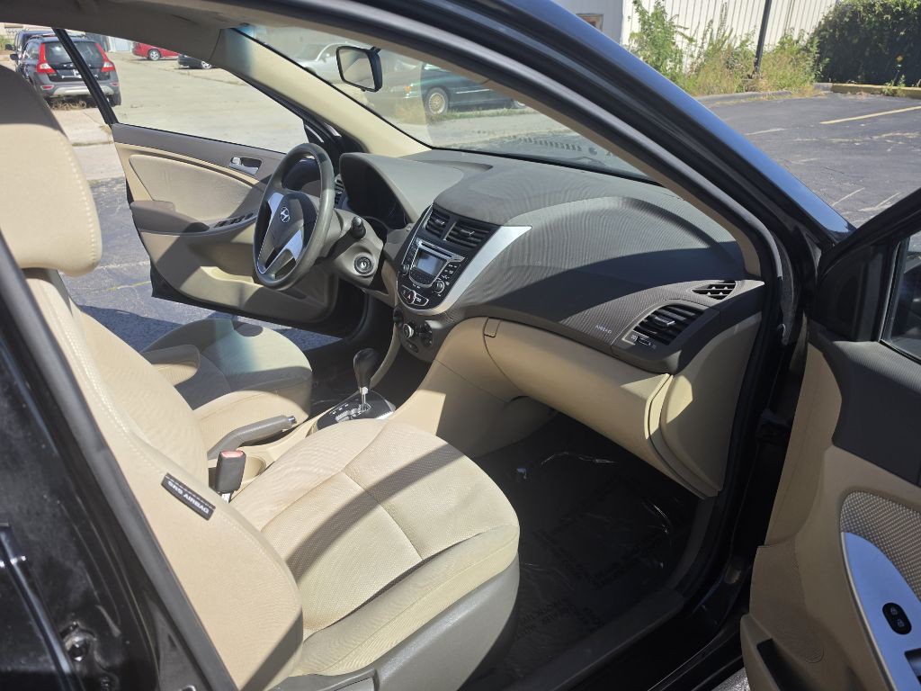 2013 Hyundai Accent Image 8