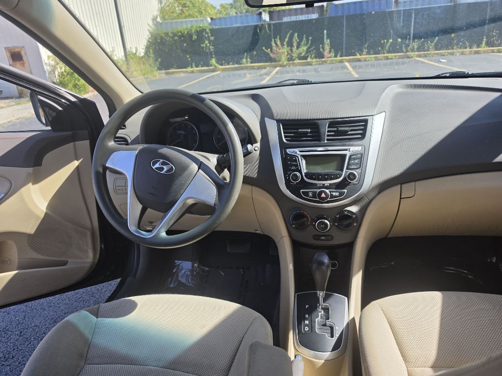 2013 Hyundai Accent Image 9