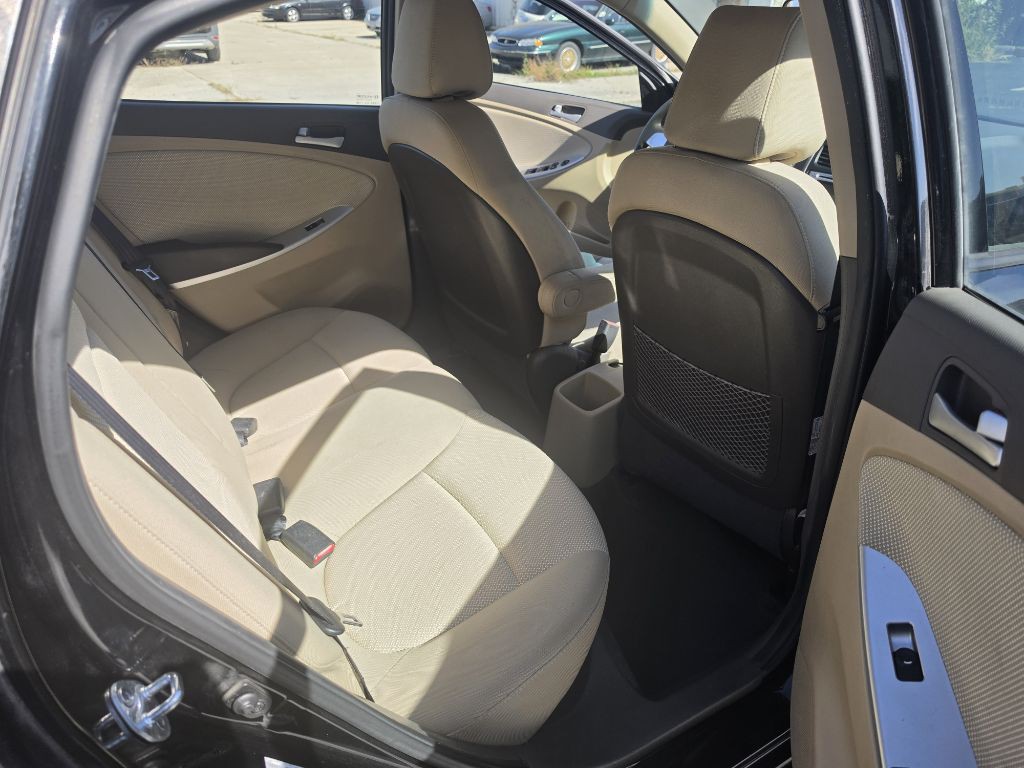 2013 Hyundai Accent Image 10